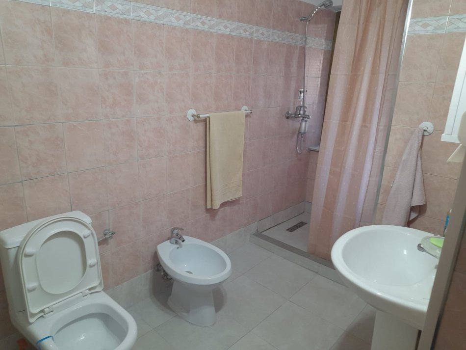 Tirane, jepet me qera apartament 2+1+Ballkon Kati 2, 85 m² 600 € (Qender , te plazza rruga qemal stafa)