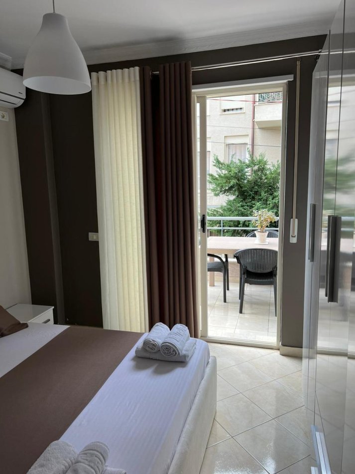 Tirane, jepet me qera apartament 1+1 Kati 2, 80 m² 550 € (liqeni i thate)