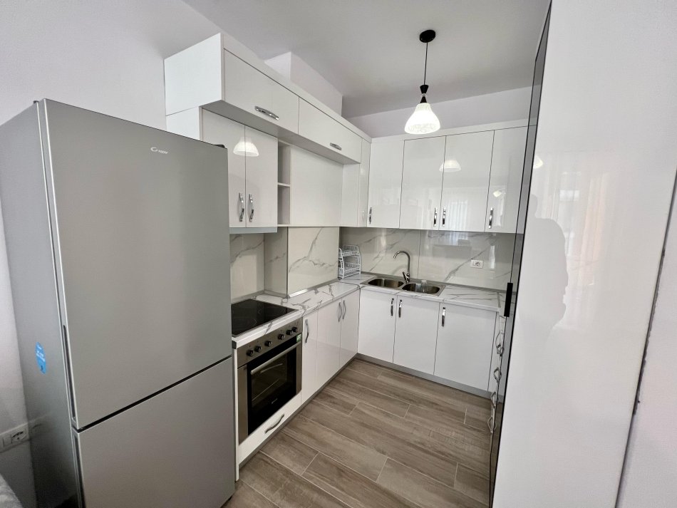 Tirane, jepet me qera 1+1 Kati 5, 75 m² 450 € (rruga 5 maji)