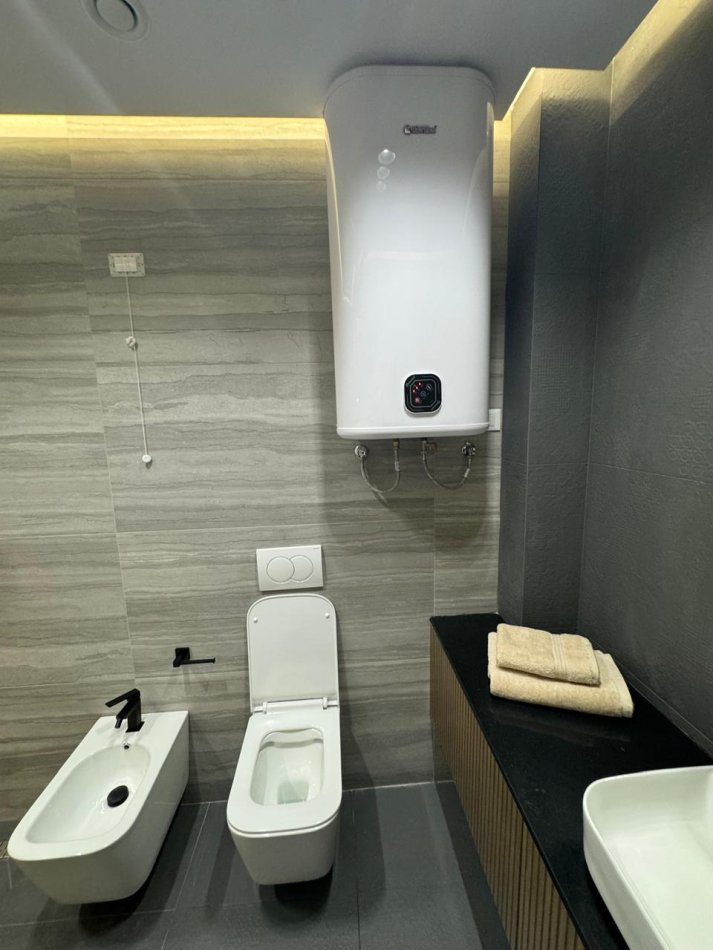 Tirane, jepet me qera apartament 2+1 Kati 11, 127 m² 2.000 € (Lake View)