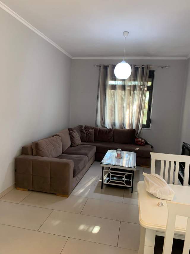 Tirane, jepet me qera apartament 1+1+BLK Kati 3, 62 m² 500 Euro (prane Intersportit)