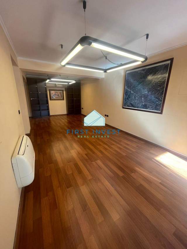 Tirane, jepet me qera zyre Kati 2, 45 m² 500 Euro (Bllok)