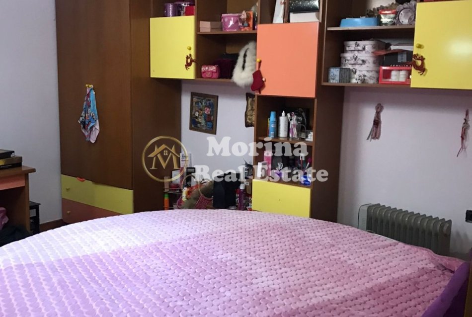 Tirane, jepet me qera apartament 3+1 Kati 3, 155 m² 700 € (Komuna Parisit)