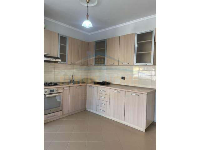 Tirane, jepet me qera apartament 2+1+BLK Kati 6, 90 m² 500 Euro (Ish Parku i Autobuzeve)