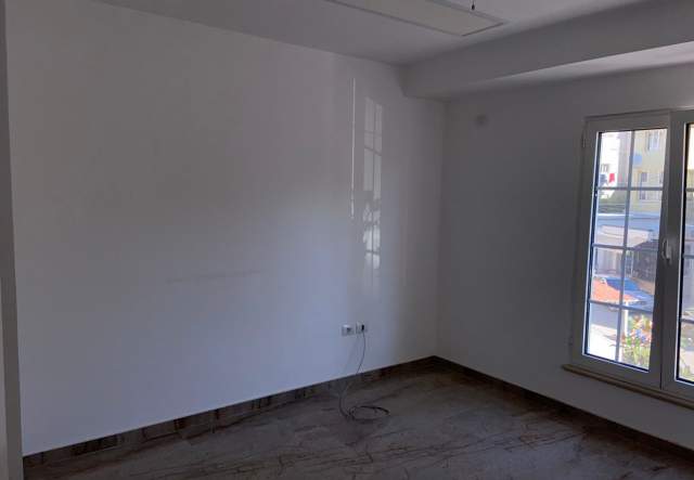 Elbasan, jepet me qera ambjent biznesi 48 m² 20.000 Leke