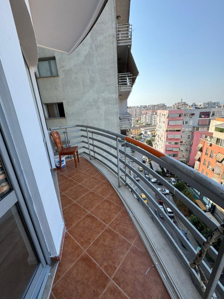 OKAZION! Tek Zogu Zi, Perball Ring Center Shitet Super Apartament 1+1 me Pamje FANTASTIKE. Sipërfaqja 76 m². Cmimi 145.000 Euro ( Zogu Zi, Pallati Qatar Center )