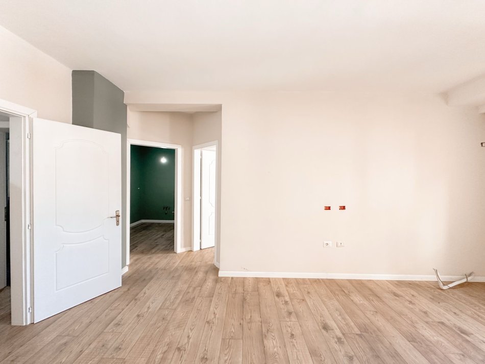 Tirane, jepet me qera apartament 2+1+Ballkon Kati 6, 80 m² 700 € (Qender)