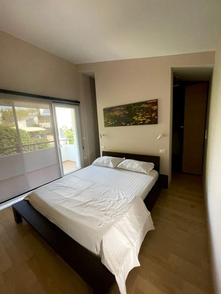 Tirane, jepet me qera apartament 2+1+Ballkon Kati 2, 130 m² 1.400 € (Long Hill Residence)