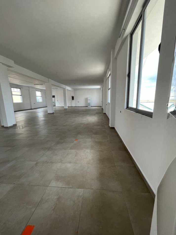 Tirane, jepet me qera magazine Kati 2, 430 m² 1.200 € (Sauk)