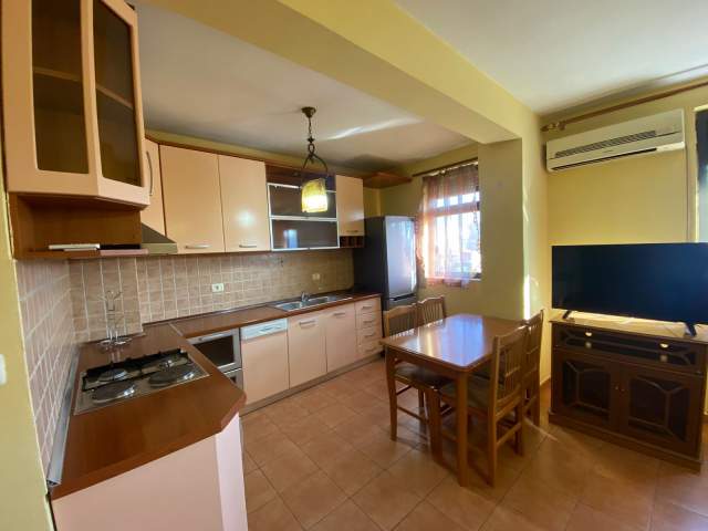 Tirane, jepet me qera apartament 1+1 Kati 5, 75 m² 500 Euro (Ish-Parku Autobuzave)