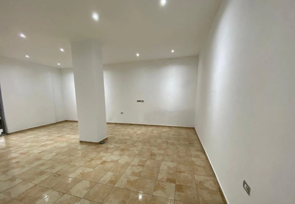Tirane, jepet me qera ambjent biznesi Kati 0, 115 m² 400 € (Pallatet Cabej)