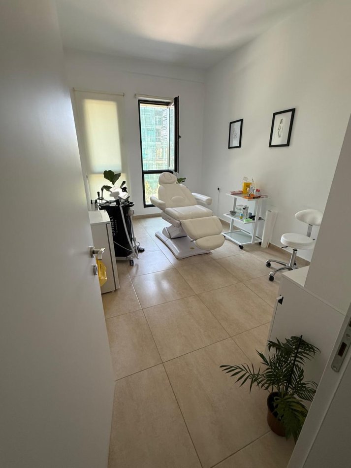 Tirane, jepet me qera ambjent biznesi Kati 2, 100 m² 950 € (Square 21)