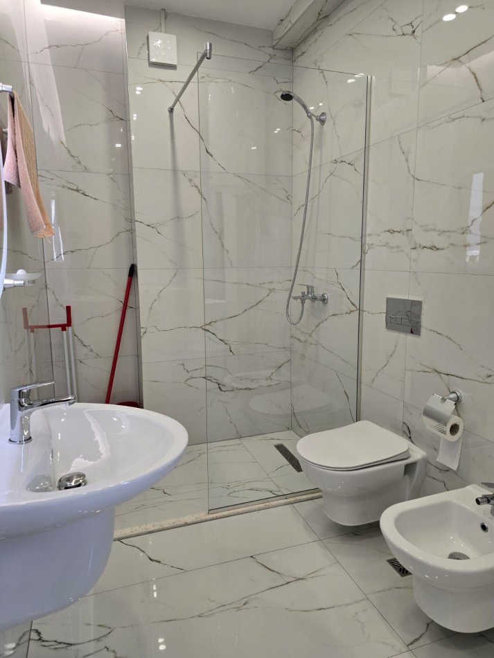 Tirane, jepet me qera apartament 1+1+Aneks+Ballkon Kati 5, 76 m² 650 € (kodra e diellit)