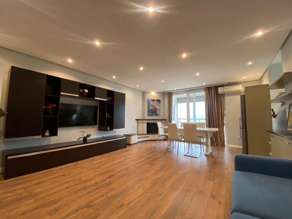 Tirane, jepet me qera super Apartament 2+1 Kati 13, 125 m² 1.100 € (Ish Ekspozita)