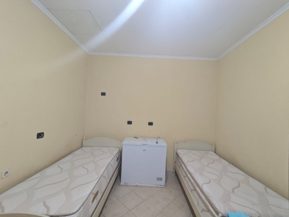 Tirane, jepet me qera shtepi 2+1+Ballkon Kati 1, 85 m² 350 € (Ne fund te rruges Jordan Misja , prane shinave te trenit)