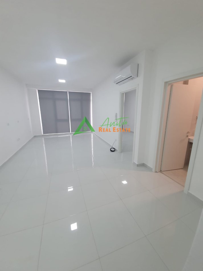 Tirane, jepet me qera apartament 1+1+Ballkon Kati 2, 105 m² 850 € (Komuna e Parisit)