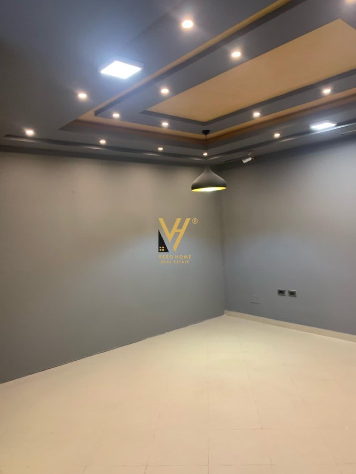 Tirane, shitet dyqan Kati 0, 30 m² 75.000 € (PALLATI ME SHIGJETA)