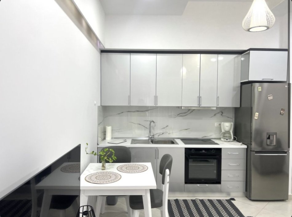 Tirane, jepet me qera apartament 1+1 Kati 1, 60.000 € (Te Xhamia)