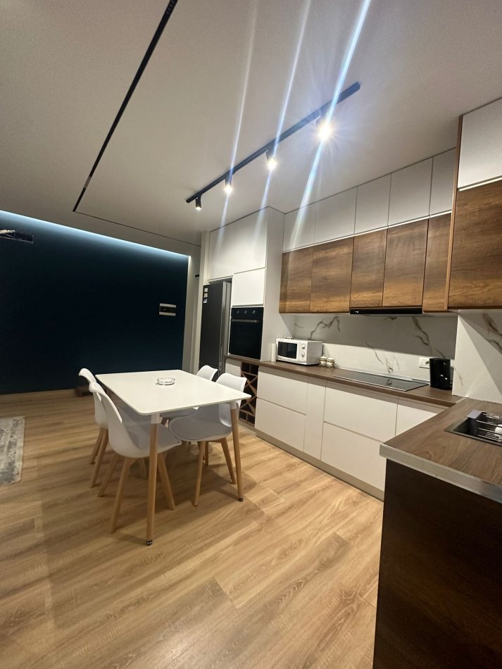 Tirane, jepet me qera apartament 2+1 Kati 7, 90 m² 600 € (astir)