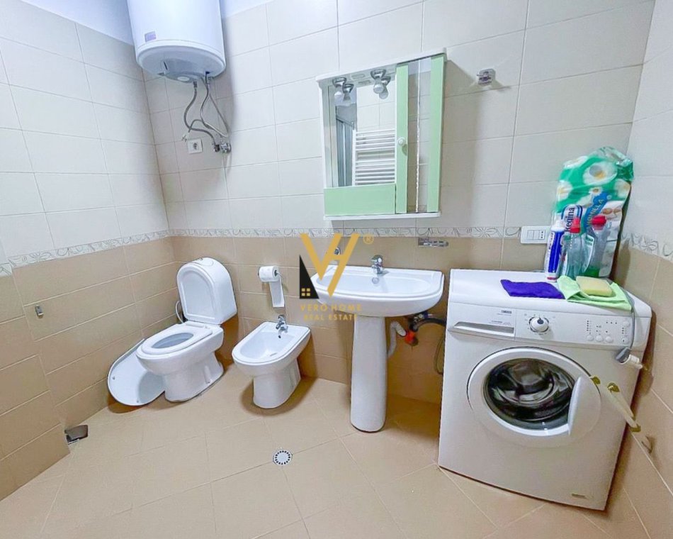 Tirane, jepet me qera apartament 1+1+Ballkon Kati 6, 76 m² 600 € (RRUGA E KAVAJES)