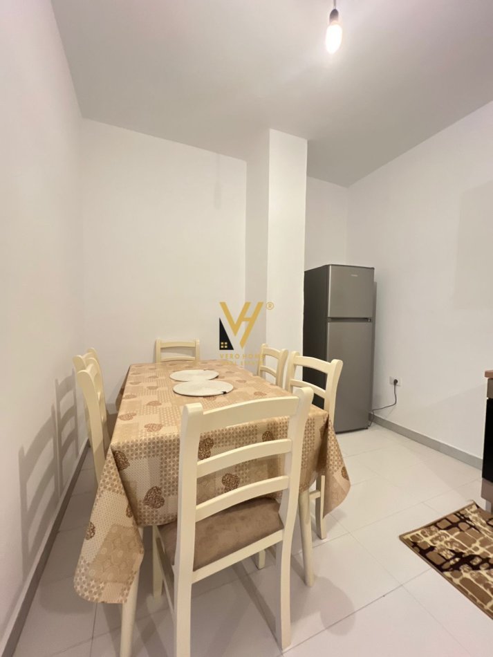 Tirane, jepet me qera apartament 1+1+Ballkon Kati 3, 83 m² 400 € (FRESK)