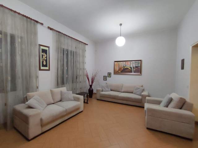Tirane, jepet me qera apartament 4+1 Kati 4, 120 m² 550 Euro (blloku)