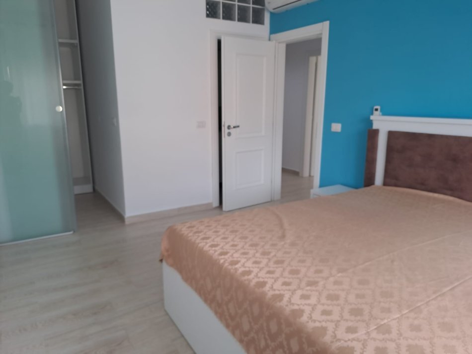 Tirane, jepet me qera apartament 2+1 Kati 3, 100 m² 890 € (Rruga Fortuzi)