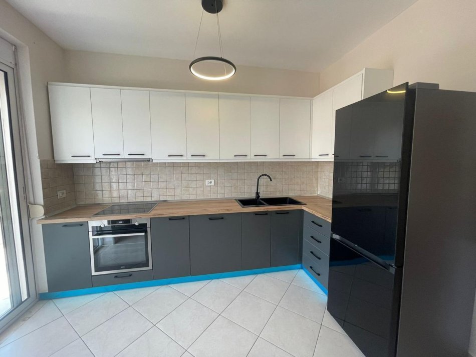 Tirane, jepet me qera apartament 2+1 Kati 3, 110 m² 850 € (Rruga Kavajes)