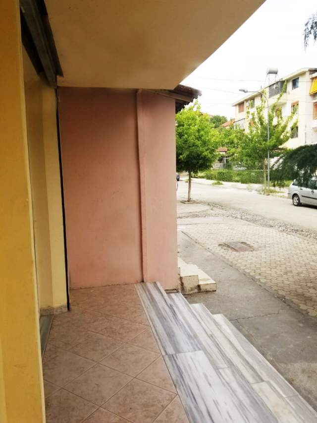 Elbasan, shitet dyqan 18 m² 15.000 Euro