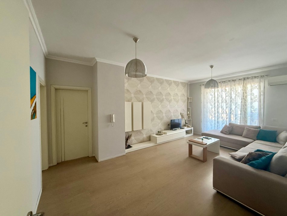 Tirane, jepet me qera apartament 3+1+Ballkon Kati 8, 115 m² 600 € (astir)