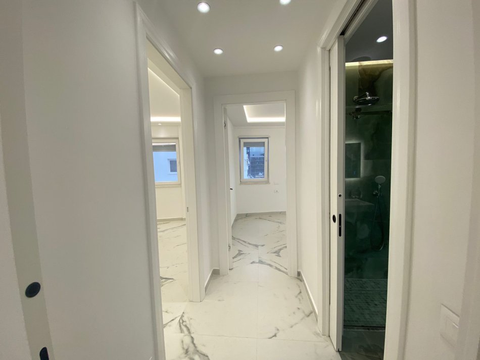 Tirane, jepet me qera zyre Kati 7, 106 m² 400 € (Mine peza)