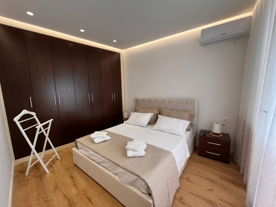 Tirane, jepet me qera apartament 1+1+Ballkon Kati 2, 72 m² 700 € (Komuna e Parisit)