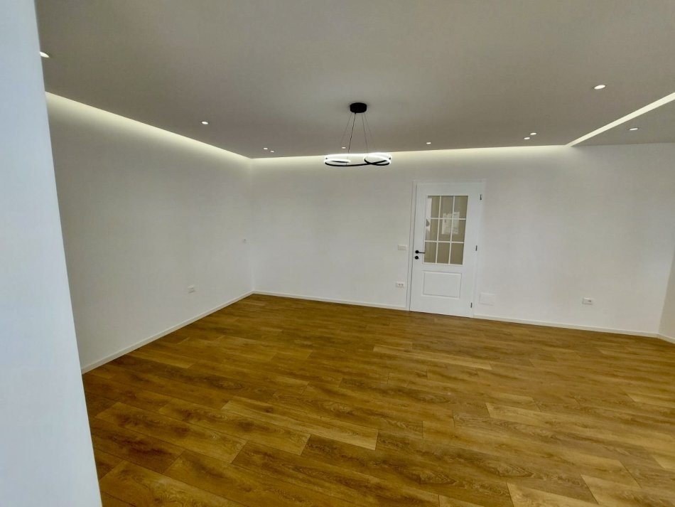 Shitet Apartament 2+1+2 te Rr, Barrikadave
