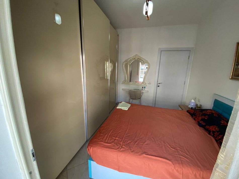 Tirane, jepet me qera apartament 1+1+Ballkon Kati 5, 65 m² 450 € (Golden Park , rruga Kavajes)
