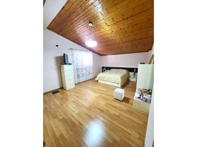 Tirane, jepet me qera Vile 3+1 Kati 2, 370 m² 2.500 Euro (Sauk)