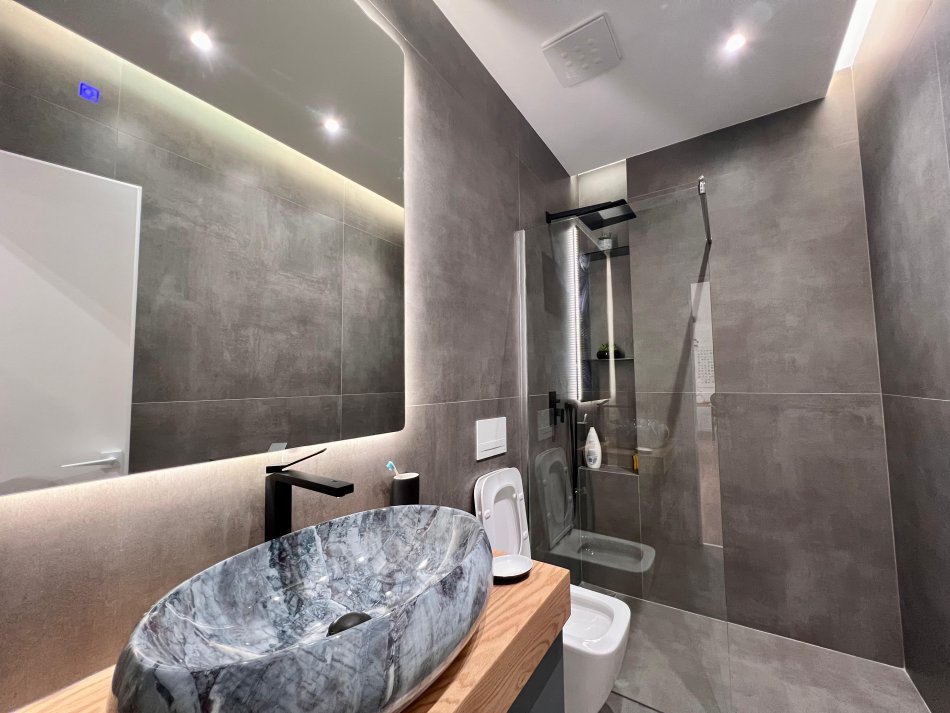 Tirane, jepet me qera apartament 2+1 Kati 7, 110 m² 1.000 € (Pazari i Ri)