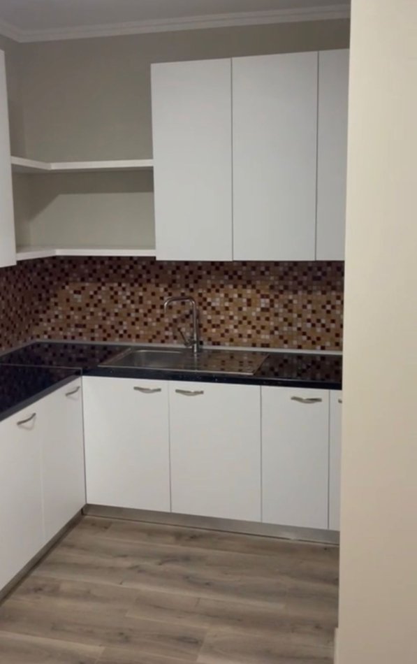 Tirane, jepet me qera apartament 1+1 Kati 3, 85 m² 650 € (Rruga e Elbasanit)
