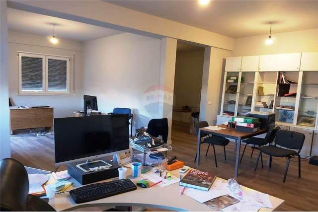 Tirane, jepet me qera zyre 90 m² 400 Euro (Tek Selvia)