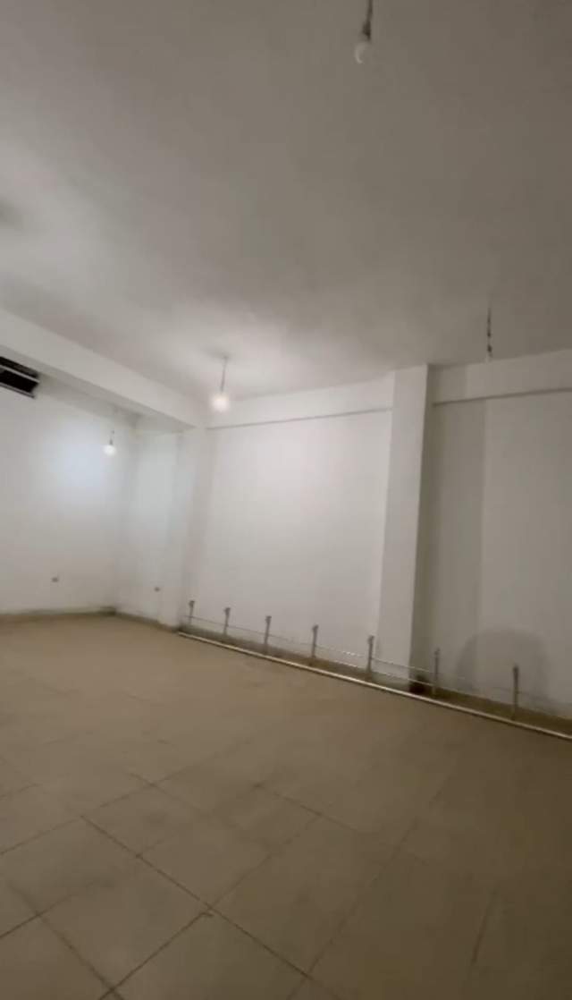 Tirane, jepet me qera magazine Kati 0, 380 m² 1.600 Euro (Ish Restorant Durresi)