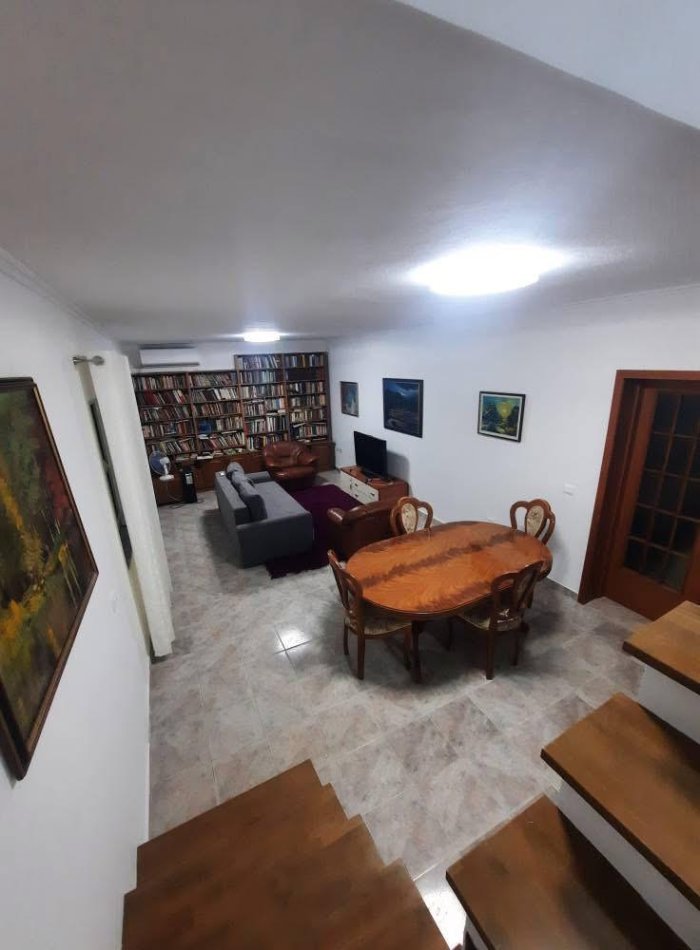 Tirane, jepet me qera apartament duplex 3+1 Kati 1, 160 m² 1.100 € (selvia)