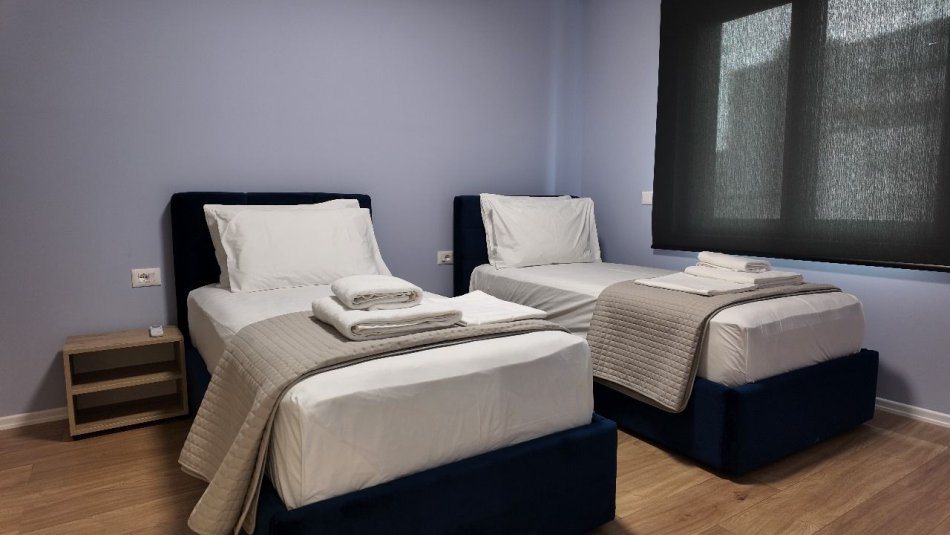 Tirane, jepet me qera apartament 2+1 Kati 3, 105 m² 1.100 € (pazari i ri)