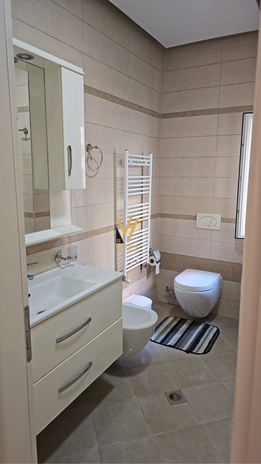 Tirane, jepet me qera apartament 3+1+Ballkon Kati 2, 132 m² 950 € (RRUGA E KAVAJES)