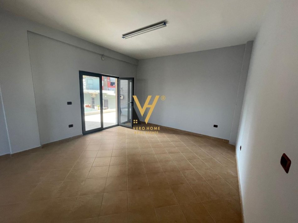 Tirane, jepet me qera zyre Kati 2, 210 m² 1.500 € (UNAZA E RE)