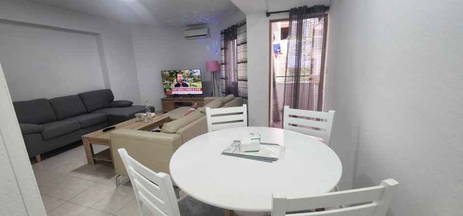 Tirane, jepet me qera apartament 2+1 Kati 1, 92 m² 650 € (Qender)