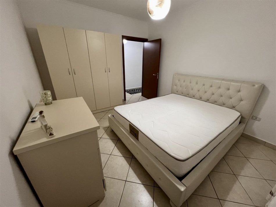 Tirane, jepet me qera apartament 2+1+Ballkon Kati 4, 98 m² 600 € (Rruga Tish Daija)