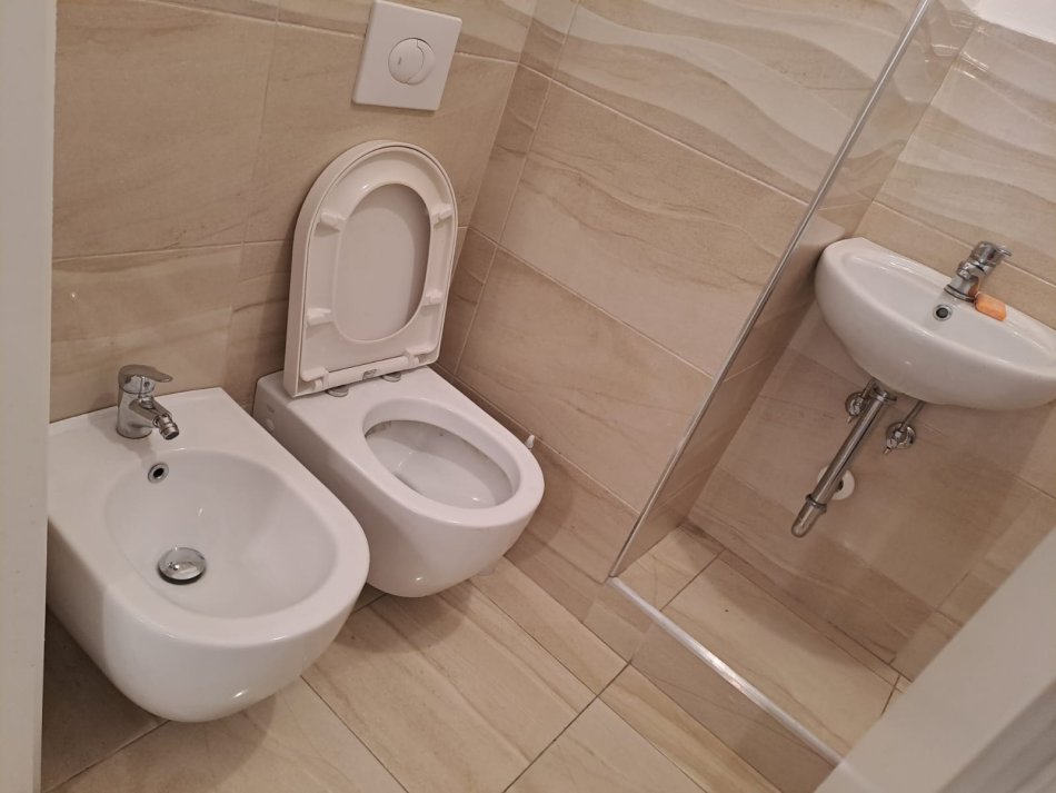Tirane, jepet me qera apartament 2+1 Kati 3, 100 m² 890 € (Rruga Fortuzi)