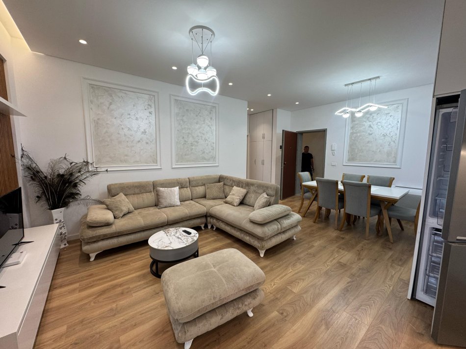 Tirane, jepet me qera apartament Kati 3, 70 m² 600 € (ish fusha e aviacionit)