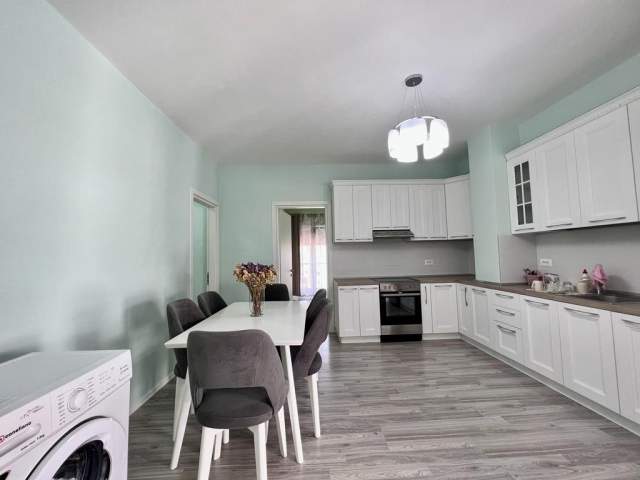 Tirane, jepet me qera apartament 2+1 Kati 8, 100 m² 600 Euro (rruga dibres)