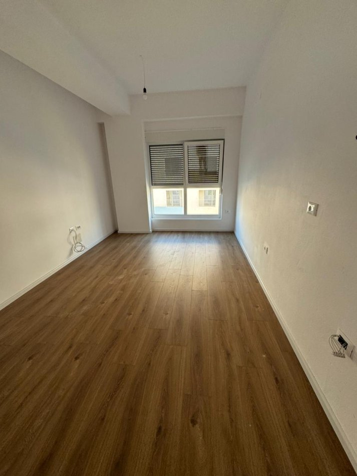 Tirane, jepet me qera zyre Kati 7, 65 m² 300 € (Ali demi)