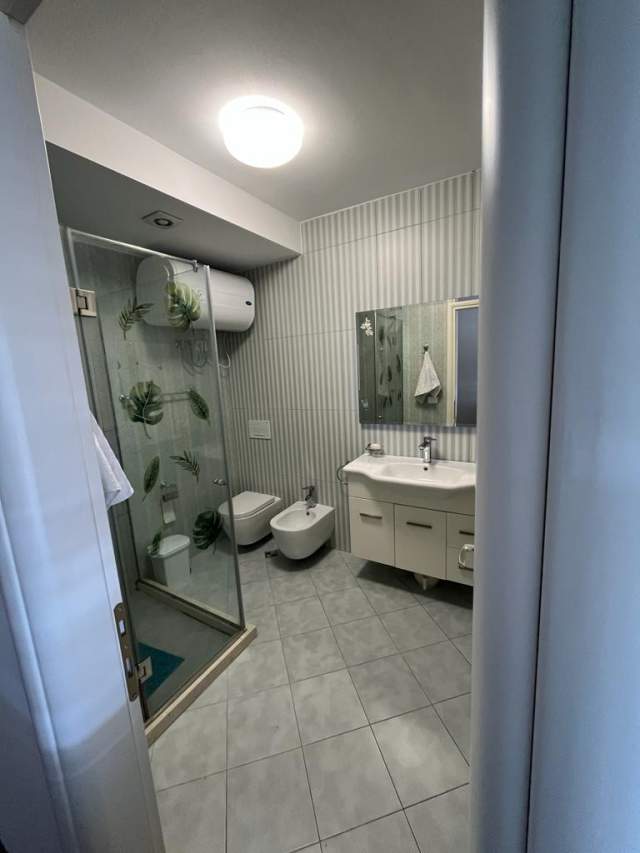 Tirane, jepet me qera apartament 2+1 Kati 1, 135 m² 1.300 Euro tek Long Hill Residence .